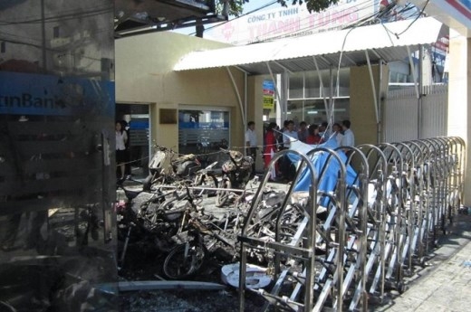 Hỏa hoạn ở Sài Gòn, xe máy và buồng ATM bị thiêu rụi