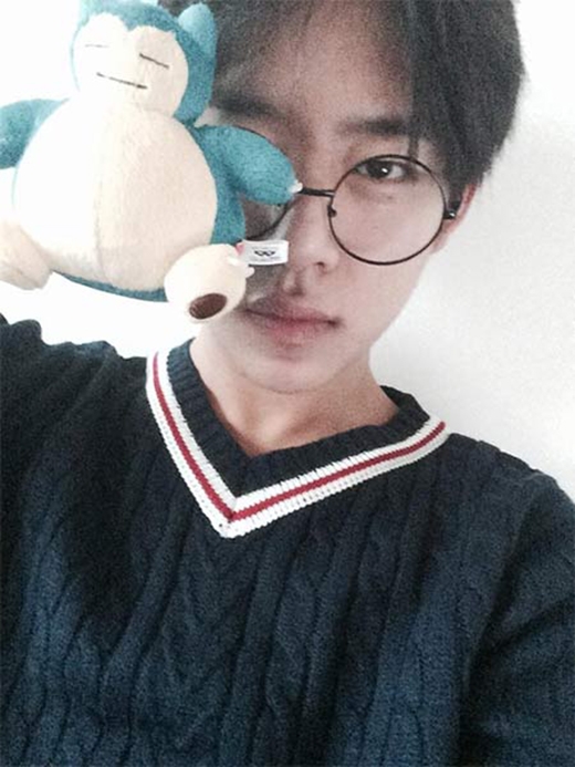 
	
	Daehyun (B.A.P) khoe hình với gấu Snorlax và viết: 'Tôi đang đói quá. Tôi có nên là Snorlax không?'