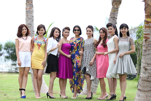 
	
	Á hậu cũng có dịp gặp một số thí sinh lọt vào chung kết Miss Ngôi Sao 2014. Tạo dáng bên các cô gái trẻ trung, Trương Thị May vẫn nổi bật nhờ làn da nâu và nụ cười tươi tắn.