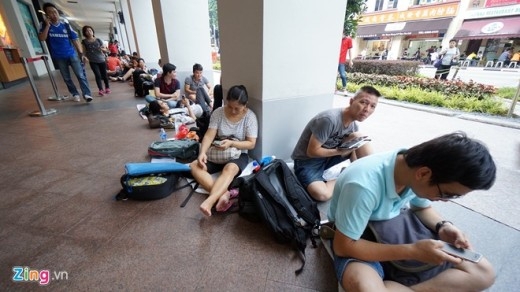 
	
	Tại Singapore, hàng ngàn người châu Á trong đó phần lớn là người Việt đã và đang túc trực tại các trung tâm thương mại, nơi sẽ chính thức bán ra iPhone 6 từ sáng 19/9.