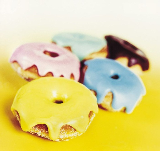 
	
	Bánh donut với nhiều loại kem phủ đầy màu sắc - Đừng tắm khi đang đói bụng nhé, không khéo lại ăn cả bánh xà phòng đấy!