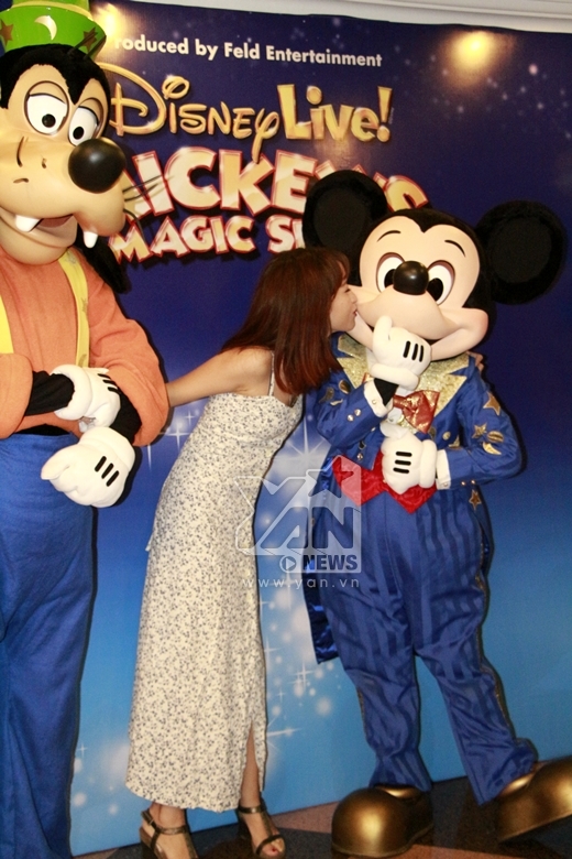 
	
	Và đương nhiên Mickey cũng có phần trong nụ hôn với cô nàng VJ xinh đẹp này