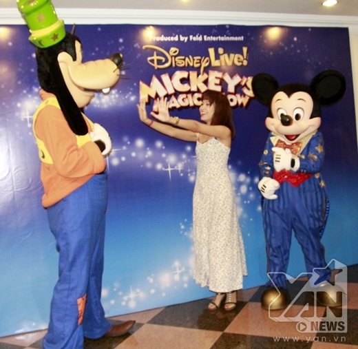 
	
	Đập tay với Goofy khiến Mickey "ghen tị"