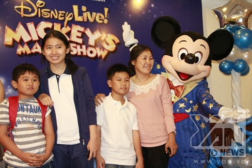 
	
	Chị Thảo - một phụ huynh đã rất háo hức chụp hình với Mickey và cho biết nhất định sẽ cùng các con đến tham dự show diễn chính thức vào 24/09/2014