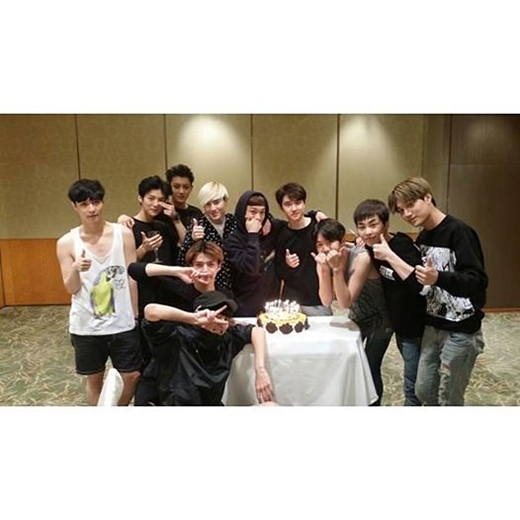 
	
	Sehun khoe hình EXO và gửi lời tri ân đến các fan đã yêu thương, ủng hộ cũng như các nhân viên đã luôn nỗ lực giúp đỡ họ hoàn thành những đêm diễn từ ngày 23/5 đến ngày 21/9. Sehun cũng không quên gửi lời yêu thương đến các anh của mình, những thành viên EXO.