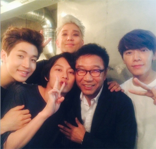 
	
	Heechul và các thành viên Super Junior khoe hình chụp ảnh cùng chủ tích Lee Soo Man khiến fan vô cùng thích thú