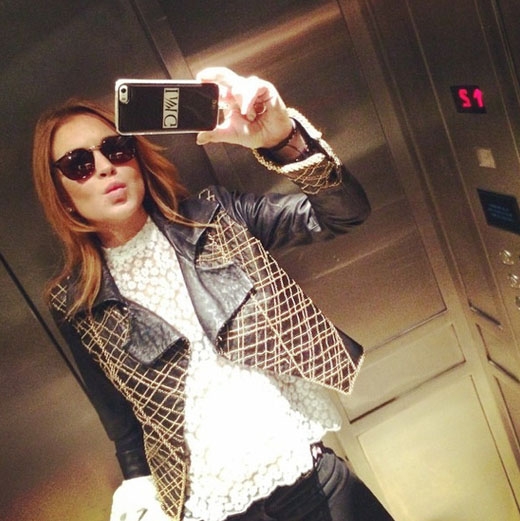 
	
	Lindsay Lohan chụp ảnh tự sướng trong thang máy. Với cô nàng này, chỉ cần có điện thoại thì nơi đâu cô cũng có thể "pose" hình lung linh