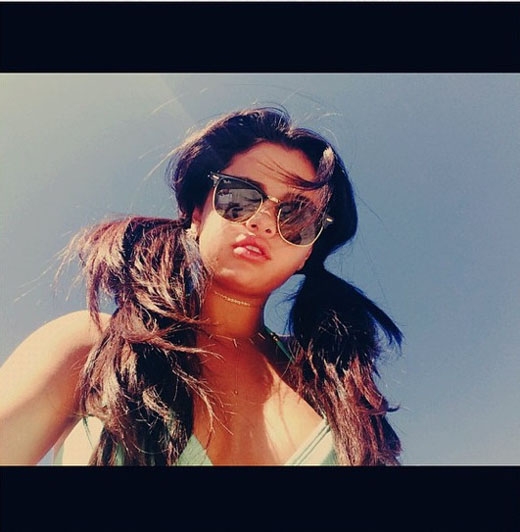 
	
	Selena Gomez biến thành cô nàng ngây thơ với mái tóc cột 2 bên điệu đà