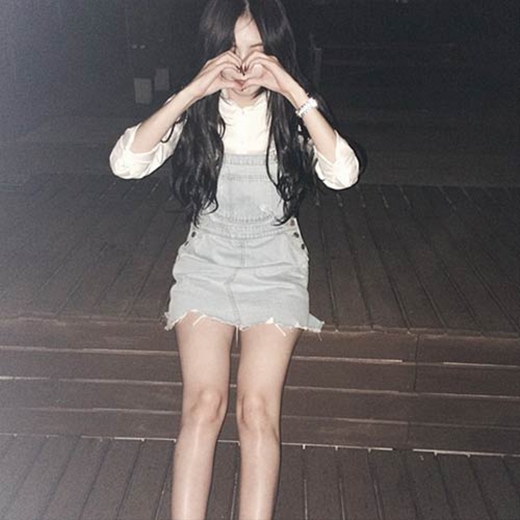 
	
	HyunA tạo dáng đáng yêu với hình trái tim và gửi tặng đến fan