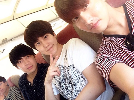 
	
	Kyuhyun khoe hình trên máy bay cùng Changmin khi họ vừa quay về từ Jejudo 