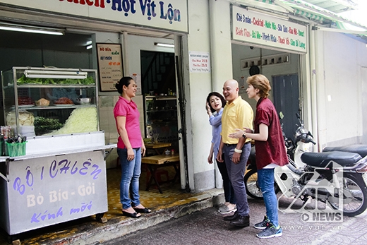 
	
	Cuối cùng thì 2 cô nàng đã tới điểm hẹn, Alain Nghĩa dẫn cả 2 ghé thăm một quán ăn vặt nổi tiếng tại TP HCM