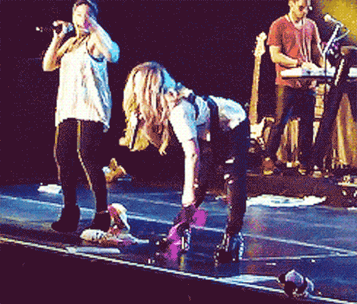
	
	Một fan đã ném chiếc áo ngực lên sân khấu trong lúc Demi Lovato đang trình diễn. Nữ ca sĩ đã thản nhiên nhặt nó lên và khoe với khán giả.