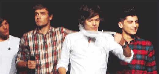
	
	Mỗi khi nhận được chiếc áo ngực từ fan, Liam đều cố gắng để lên đầu của Harry Styles.
