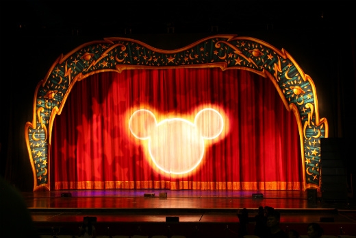 
	
	Bóng chú chuột huyền thoại và sân khấu đậm màu cổ tích, diệu kỳ của Disney Live! Mickey Magic Show