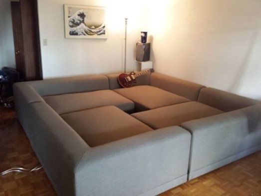 
	
	Ghế sofa hoàn toàn có thể trở thành chiếc giường ngủ êm ái. Dành cho những ngôi nhà có diện tích nhỏ, bạn cần gì phải mua cả hai thứ phải không nào.