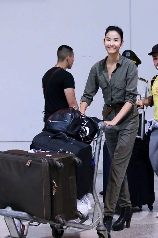 
	
	Trang phục sân bay của Hoàng Thùy cũng gây sự chú ý không kém khi cô diện bộ suit màu nâu thoải mái theo phong cách quân đội kết hợp cùng đôi boots da hầm hố.