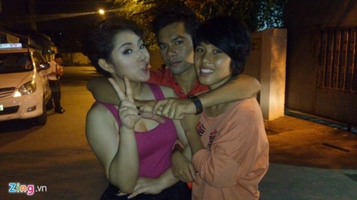 
	
	Ya Suy chụp hình cùng bạn gái (ngoài cùng bên phải) và ca sĩ Bảo Trâm Idol.