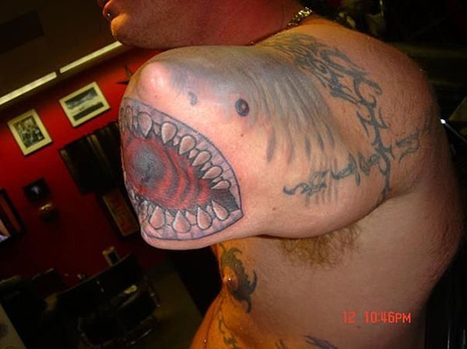 
	
	Anh ấy đã mất đi một cánh tay vì cá mập cắn. Và anh ấy quyết định xăm một hình cá mập để ghi nhớ về tai nạn này