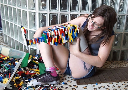 
	
	Chân giả phiên bản lego đầy màu sắc, cô gái của chúng ta hoàn toàn thích thú với điều này