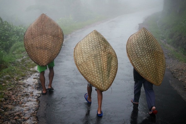 
	
	Những chiếc 'áo mưa' Knups giúp người dân Meghalaya chống chọi vởi những cơn mưa gió mà không lo bị ướt.