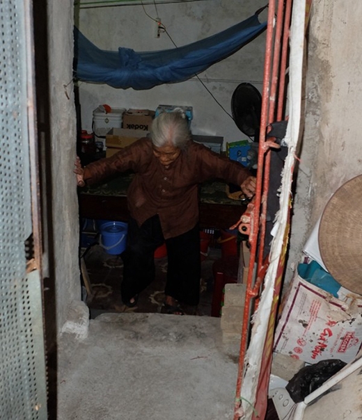 
	
	Ngôi nhà trọ tối om là nơi hơn 20 năm qua bà Hạnh sinh sống.