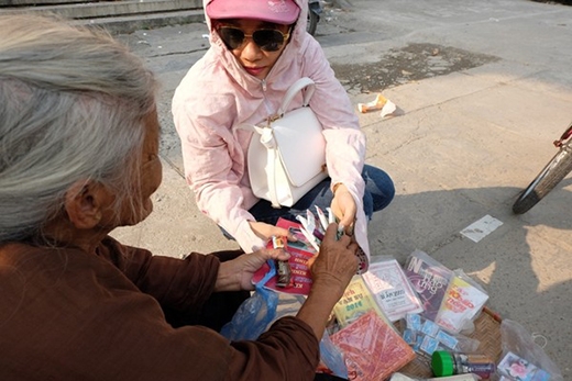 
	
	Nhiều người đi đường thương tình thường ghé qua mua giúp bà vài gói kẹo.