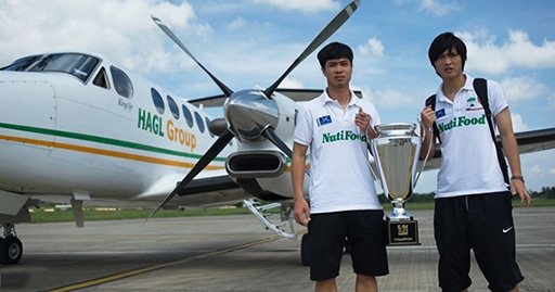 
	
	Công Phượng, Tuấn Anh bên chiếc Cup vô địch tại sân bay Cần Thơ.
