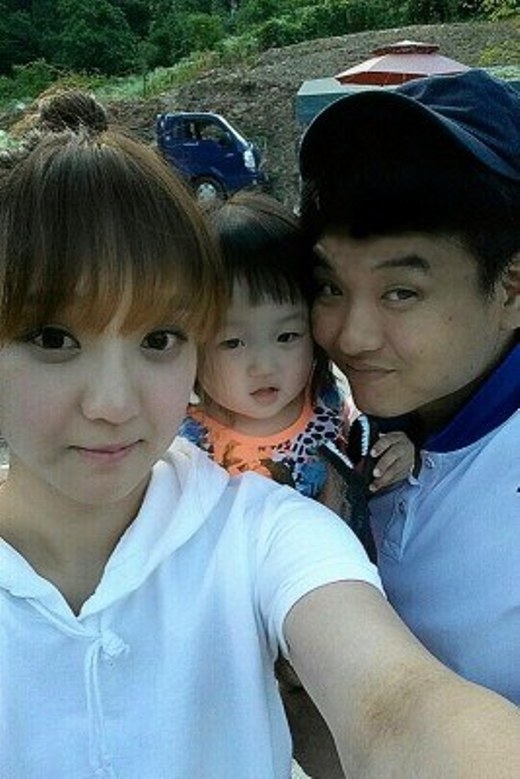 
	
	Hình ảnh Kim Jin chụp ảnh cùng chồng con sau đó.