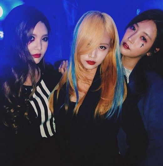
	
	Qri và Soyeon (T-ara) chơi Halloween cùng bạn bè