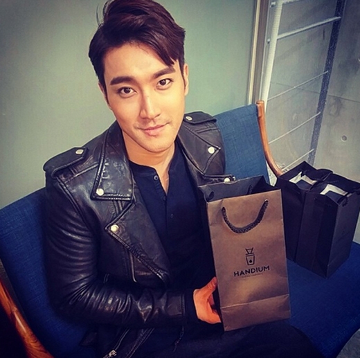 
	
	Siwon vui vẻ nhận món quà cafe của nhãn Hadium