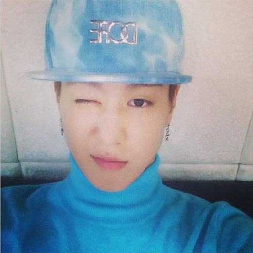 
	
	Yugyeom (GOT7) diện trang phục toàn màu xanh cực đáng yêu. Anh chàng đã đăng tải hình ảnh và viết rằng: 'Bầu trời, bầu trời, cả cái nón cũng giống nữa'.