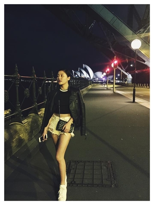 
	
	Văn Mai Hương tung tăng thả dáng trên đường phố Sydney, Úc. Diện chiếc áo lửng hở bụng để khoe vòng eo thon gọn và quần short ngắn, cô nàng tự tin khoe đôi chân thon thả của mình.