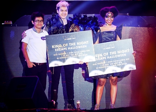 
	
	Đại diện Viber trao giải cho hai thí sinh dat giải “King & Queen of the night”
