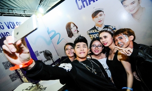 
	
	“Bắt gặp” Noo selfie cùng fans