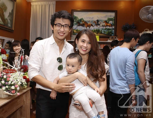 
	
	'Gia đình hạnh phúc' Quang Bảo - Ngọc Thảo cùng cậu cháu trai của mình.