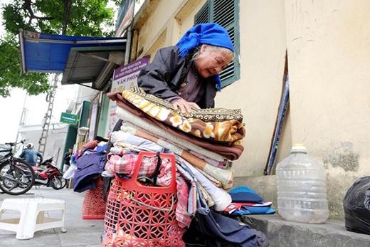 
	
	Những bộ quần áo, chăn cũ được bà giặt giũ cẩn thận rồi mang bán.