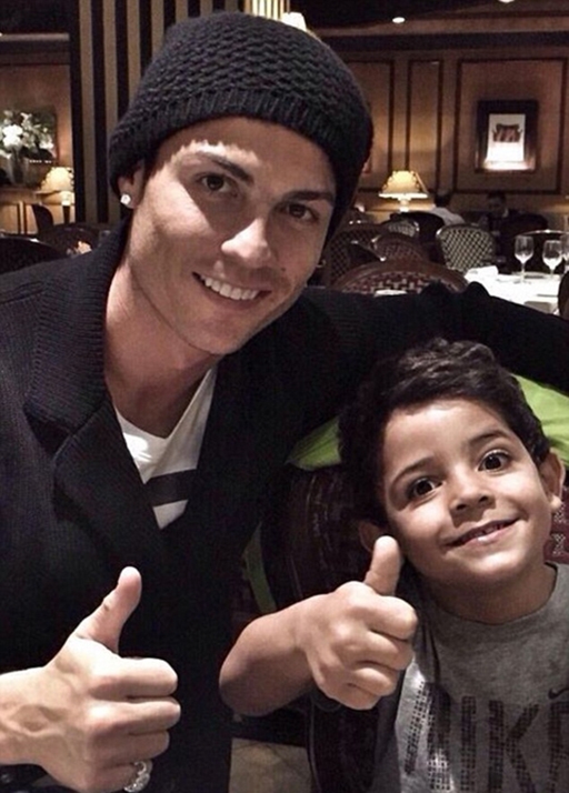 
	
	Hình ảnh thú vị của 2 bố con Ronaldo