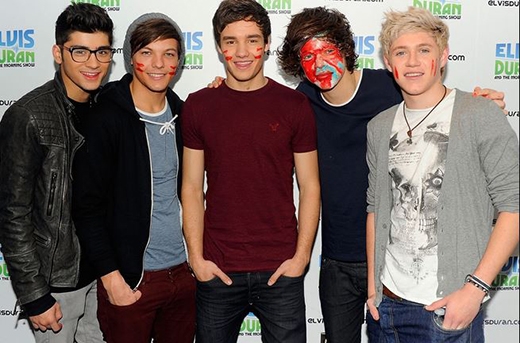 
	
	Zayn đeo kính và Harry vẽ đầy mặt khi One Direction quảng bá 'Up All Night' trên đài phát thanh New York Z100 vào ngày 14/3/2012.