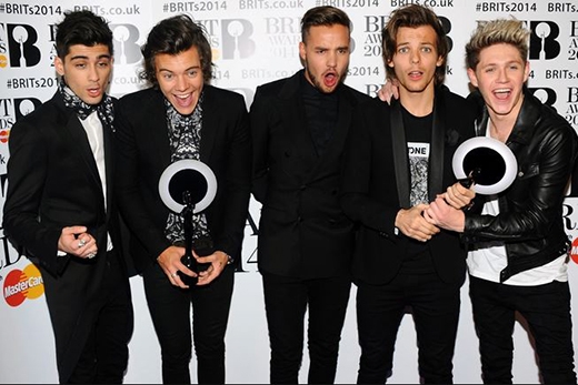 
	
	Lễ trao giải Brit Awards 2014 cho thấy 1D ba năm sau khi giành chiến thắng đầu tiên của họ, xuất hiện trong trang phục đen trắng luôn tinh tế và cổ điển.