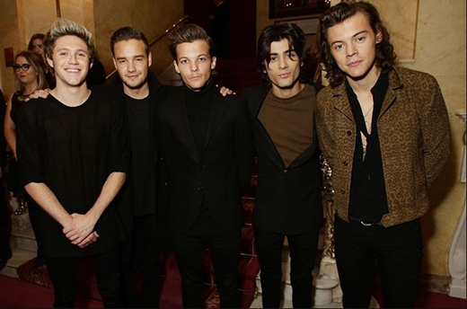 
	
	One Direction tại Royal Variety Hour ở London vào 13/11/2014. Nhóm nhạc dường như đã thay thế thành viên Zayn bằng John Stamos.