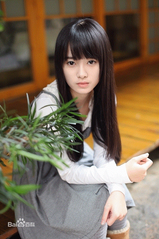 
Cúc Tịnh Y sinh năm 1994, người Tứ Xuyên, Trung Quốc, là thành viên của nhóm nhạc nữ SNH48.