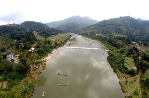 
	
	Suối Ngòi Thia chảy qua địa phận xã An Lương, huyện Văn Chấn (Yên Bái) chia cắt 12 bản ở xã. Từ nhiều năm nay, người dân buộc phải dùng mảng để qua suối bởi đây là con đường duy nhất.