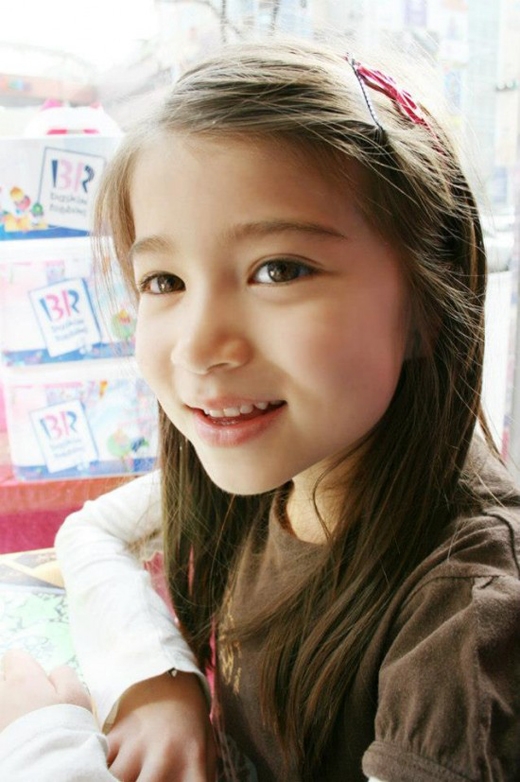 
	
	Kaiya Saley mang hai dòng máu Canada và Hàn Quốc, cô bé sở hữu một nụ cười đáng yêu, đôi mắt to tròn cùng những cử chỉ dễ thương vô cùng tự nhiên.