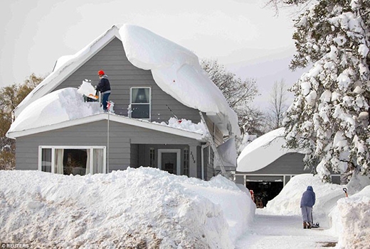 
	
	Người dân tự dọn tuyết trên mái nhà và lối đi của nhà mình.