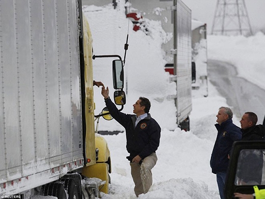 
	
	Andrew Cuomo, Thống đốc bang New York, chia sẻ với lái xe tải bị mắc kẹt trên đường I-190 ở khu vực Tây Seneca, New York hôm 19/11.