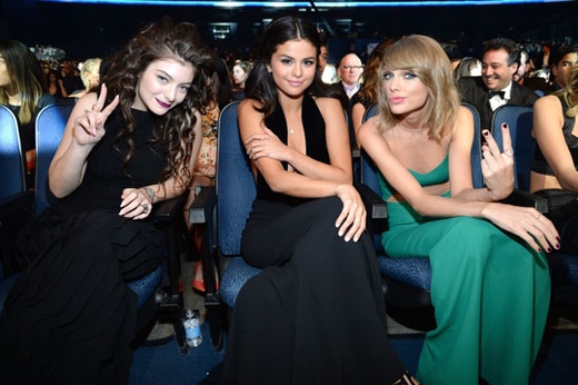 
	
	Lorde, Selena và Taylor dính chặt với nhau ở hàng ghế khán giả