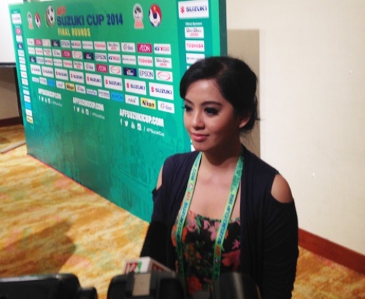 
	
	Nữ phóng viên xinh đẹp xuất hiện trong cuộc họp báo trước vòng bảng AFF Suzuki Cup đã thu hút sự chú ý của nhiều phóng viên Việt Nam