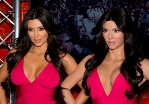 
	
	Kim Kardashian đã có thêm chị em sinh đôi giống mình như đúc