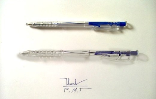 
	
	Cây bút bi (phía dưới) do Mạnh Thành vẽ, được đối chiếu với cây bút thật (phía trên) khiến người xem ngỡ ngàng bởi sự chân thật của nó.