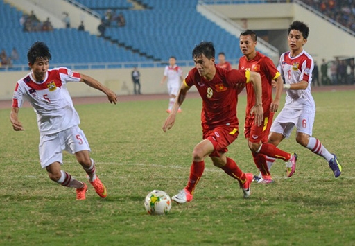 
	
	Công Vinh là cầu thủ chơi tốt nhất trên hàng công ĐTVN trong trận thắng Lào 3-0. Ảnh: Hoàng Tâm.